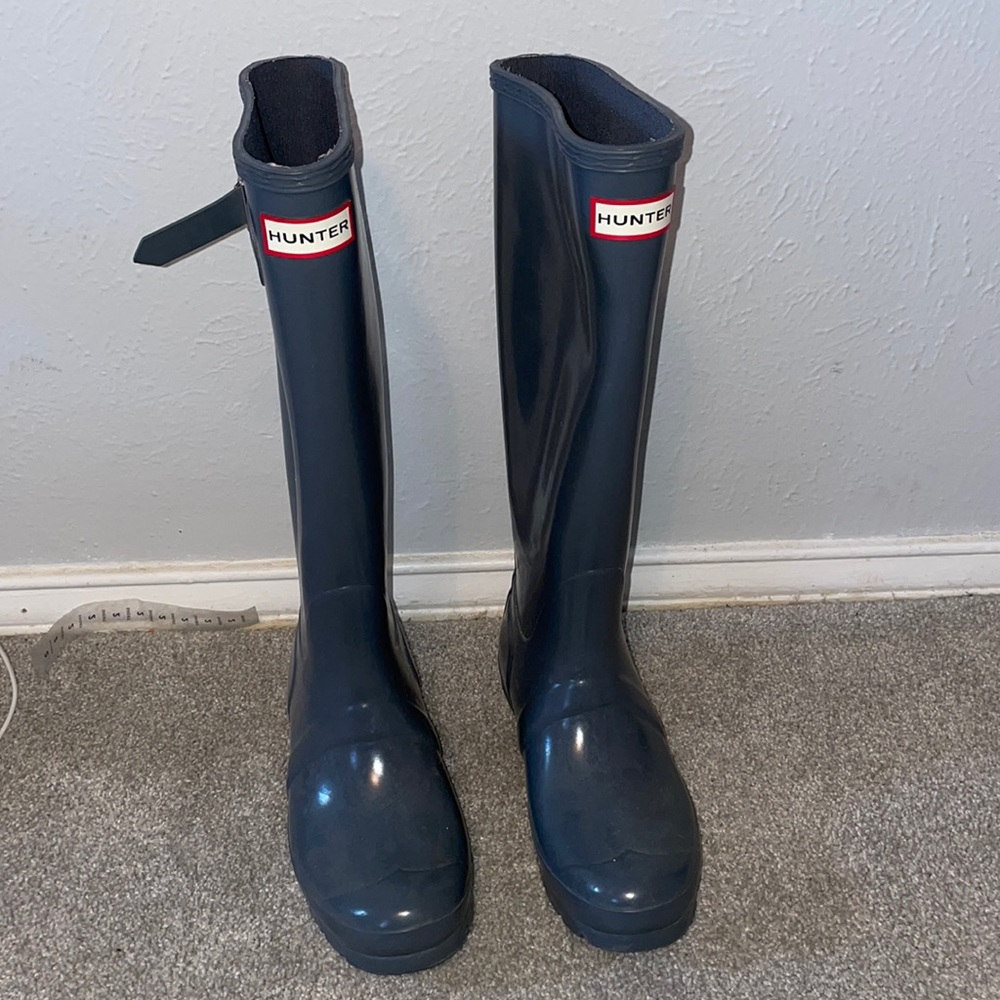 hunter rain boots, size 6. good condition. a lighter gray in person